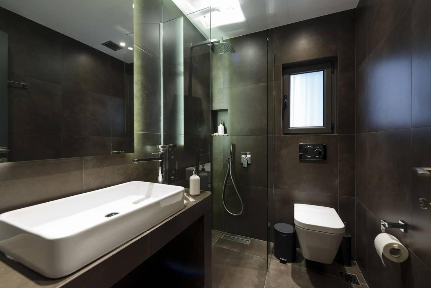 אתונה Ma Maison Nο 1, Penthouse, Acropolis And Lycabettus View, Ultra High Speed Internet 300 Mbps, 15' To Acropolis By Metro, 1' From Metro Station מראה חיצוני תמונה