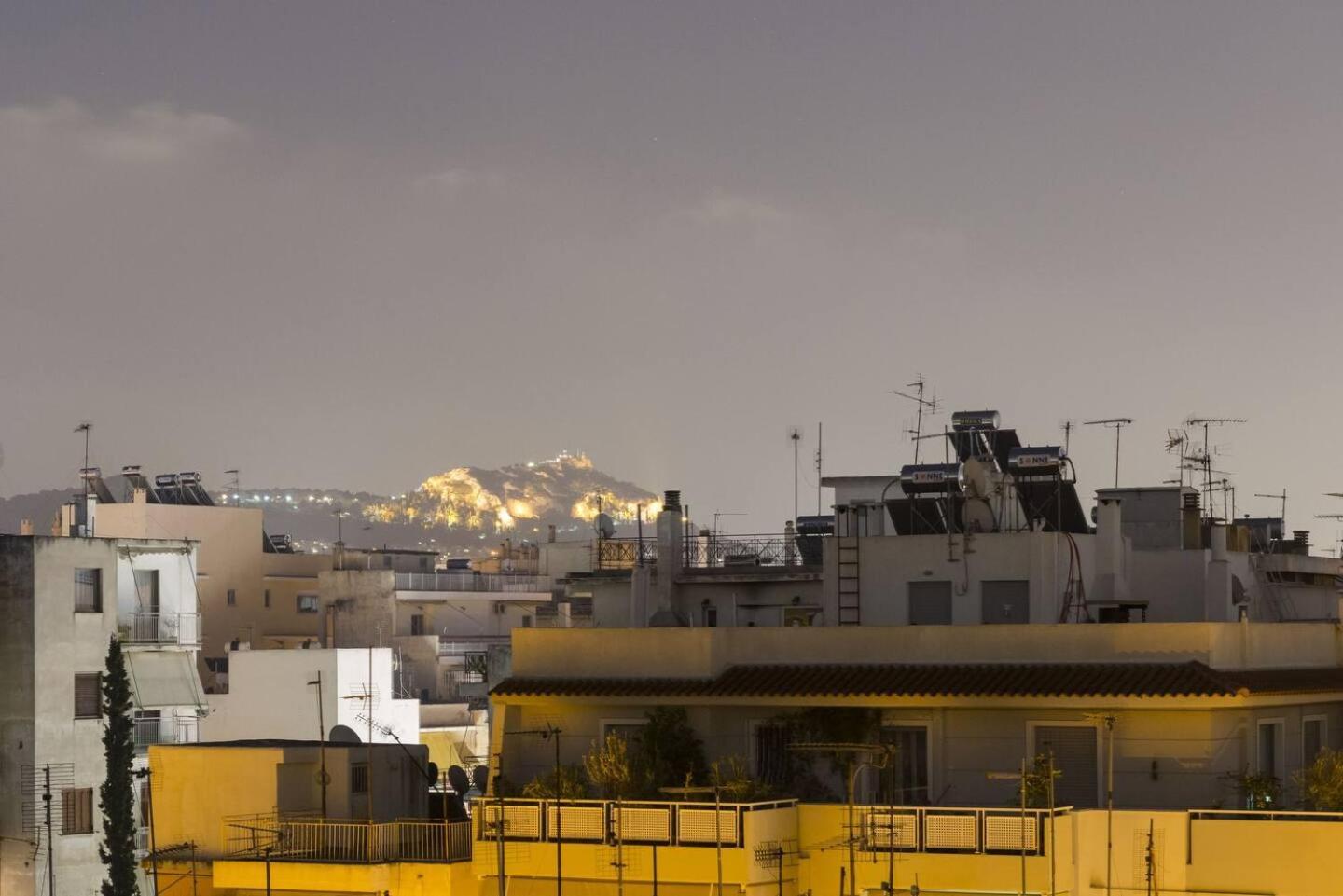 אתונה Ma Maison Nο 1, Penthouse, Acropolis And Lycabettus View, Ultra High Speed Internet 300 Mbps, 15' To Acropolis By Metro, 1' From Metro Station מראה חיצוני תמונה